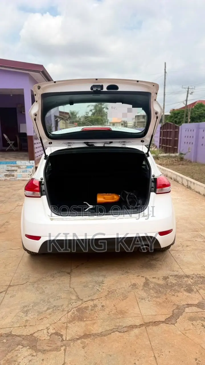 Kia Forte SX Hatchback 2017 White