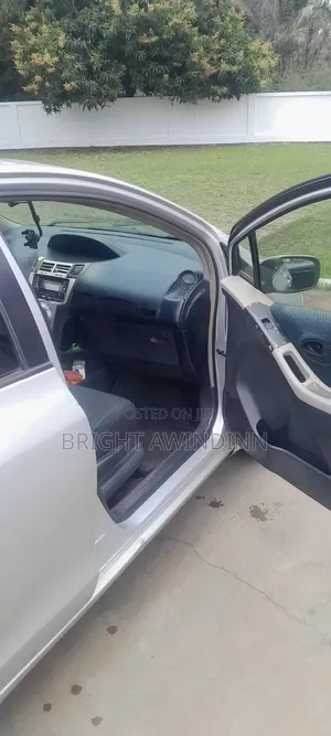 Toyota Vitz 1.3 FWD 3dr 2007 Gray