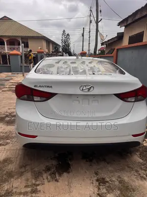 Hyundai Elantra SE 4dr Sedan (1.8L 4cyl 6M) 2015 White