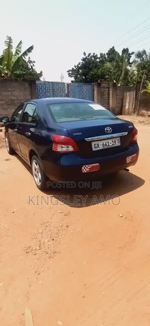 Toyota Yaris Base Sedan 4dr 2010 Blue