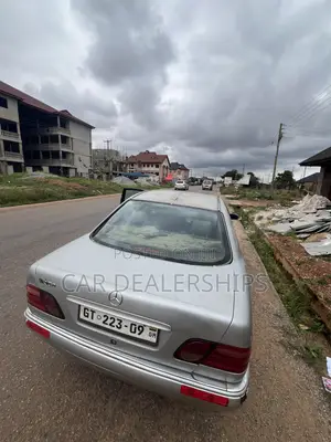 Mercedes-Benz E200 2004 Beige