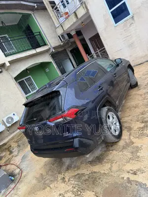Toyota RAV4 XLE 2021 Blue