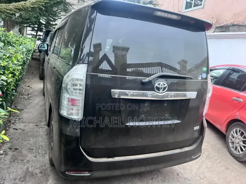 Toyota Voxy V 2WD 8-Seater 2012 Black