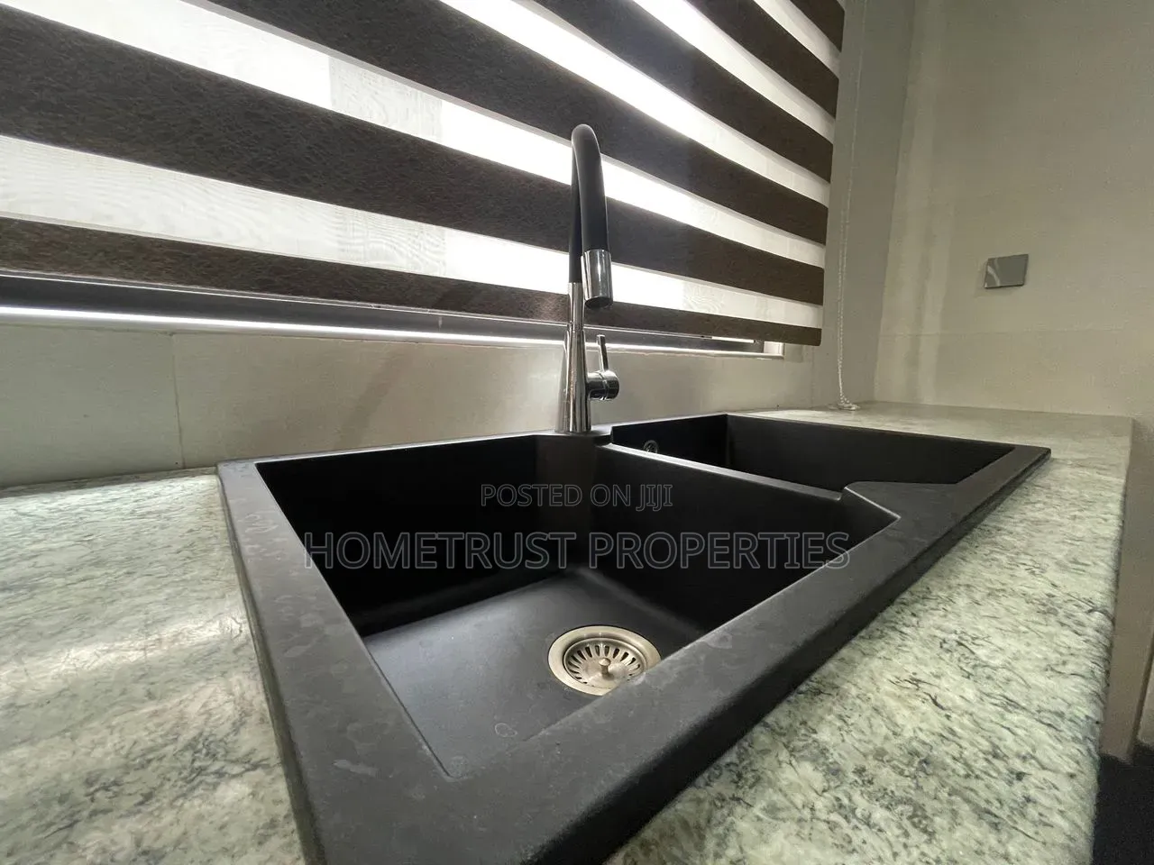 Furnished 4bdrm Duplex in Labone, Coffee Shop Area for rent