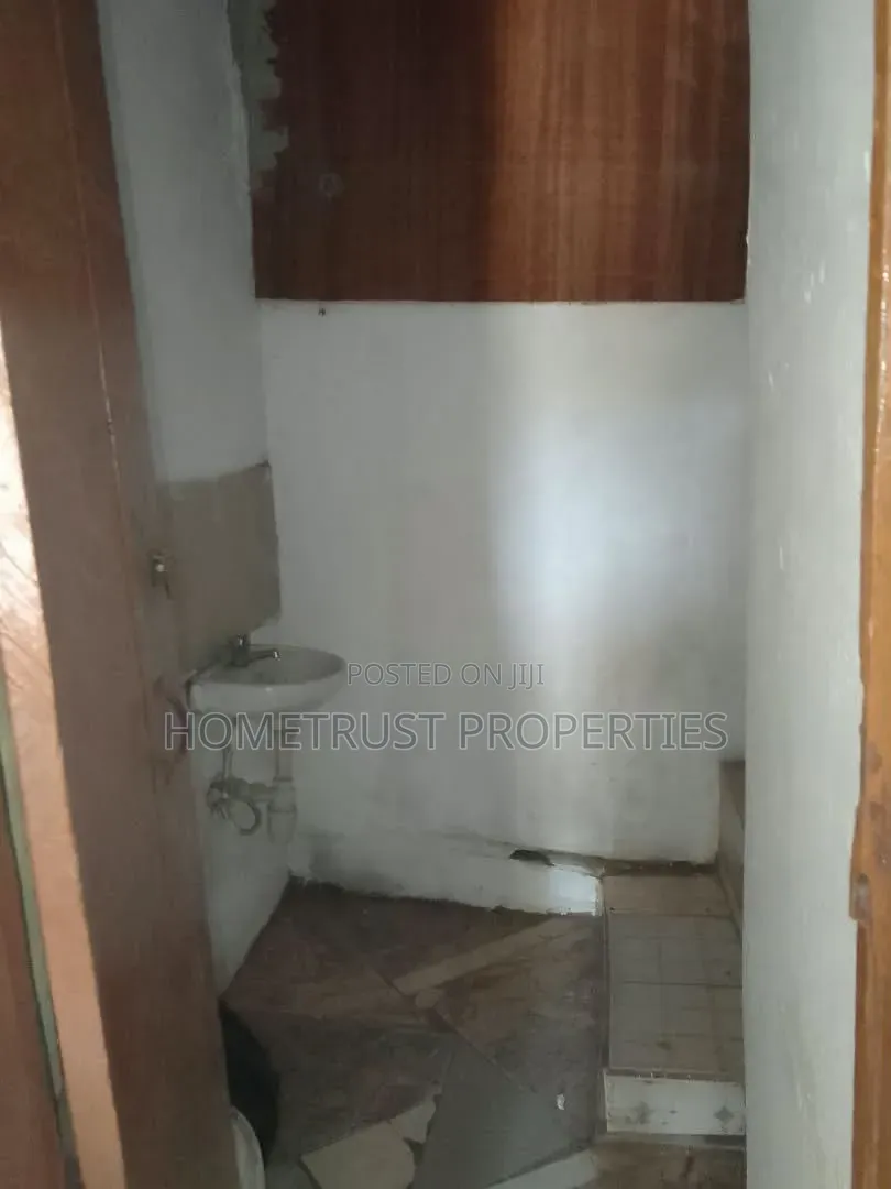 Furnished 3bdrm Duplex in Madina Estate for rent