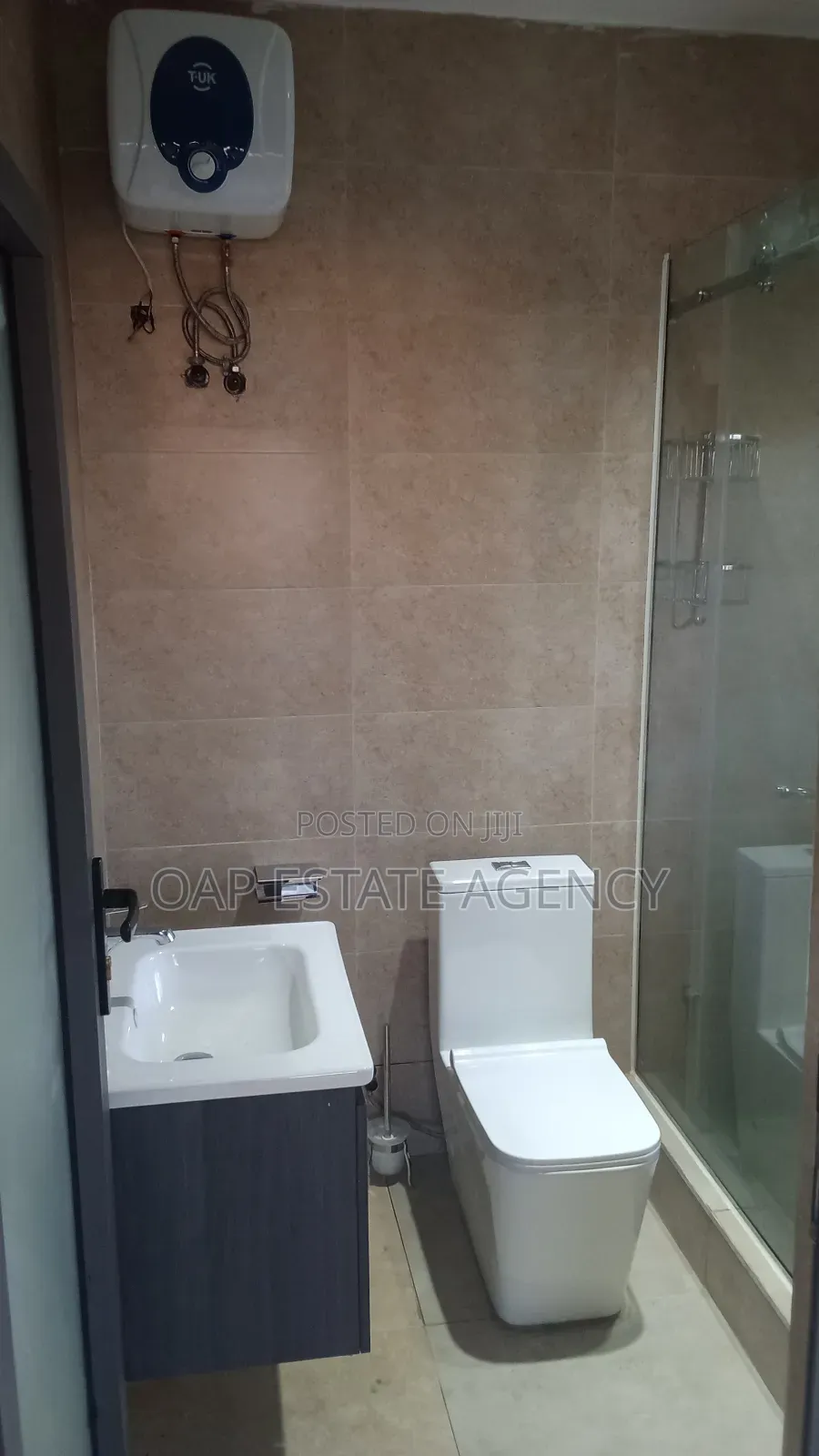 6bdrm House in Asylum Down, Trust Towers Area for rent