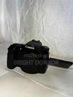 Canon 70d With 18-55mm Lens, Battery, Charger and TT50 Speedlite