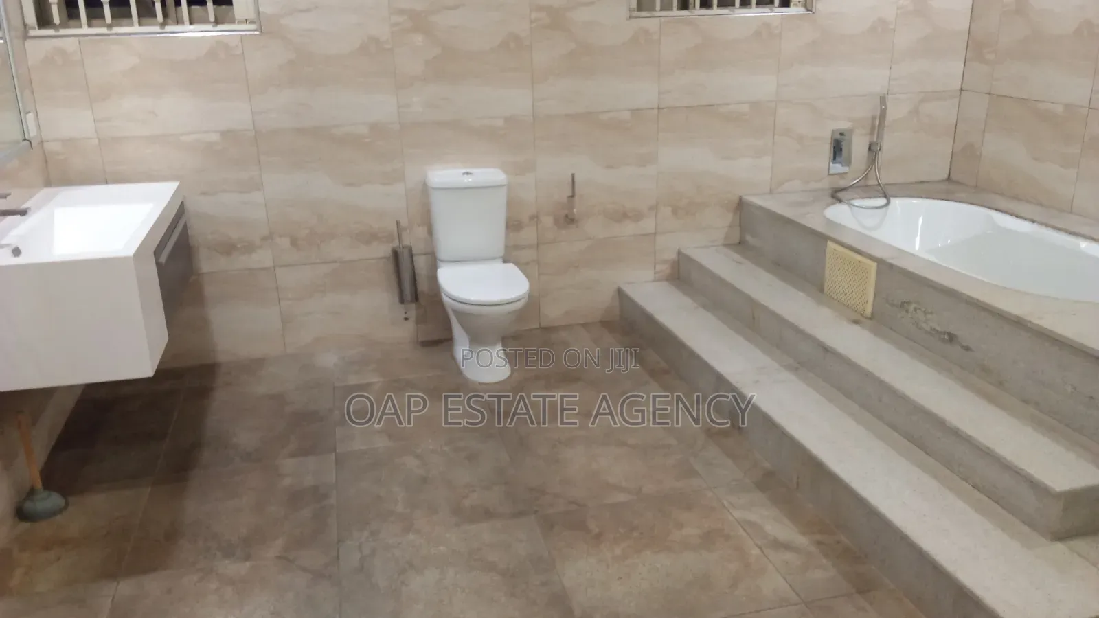 5bdrm House in Airport Residential for rent