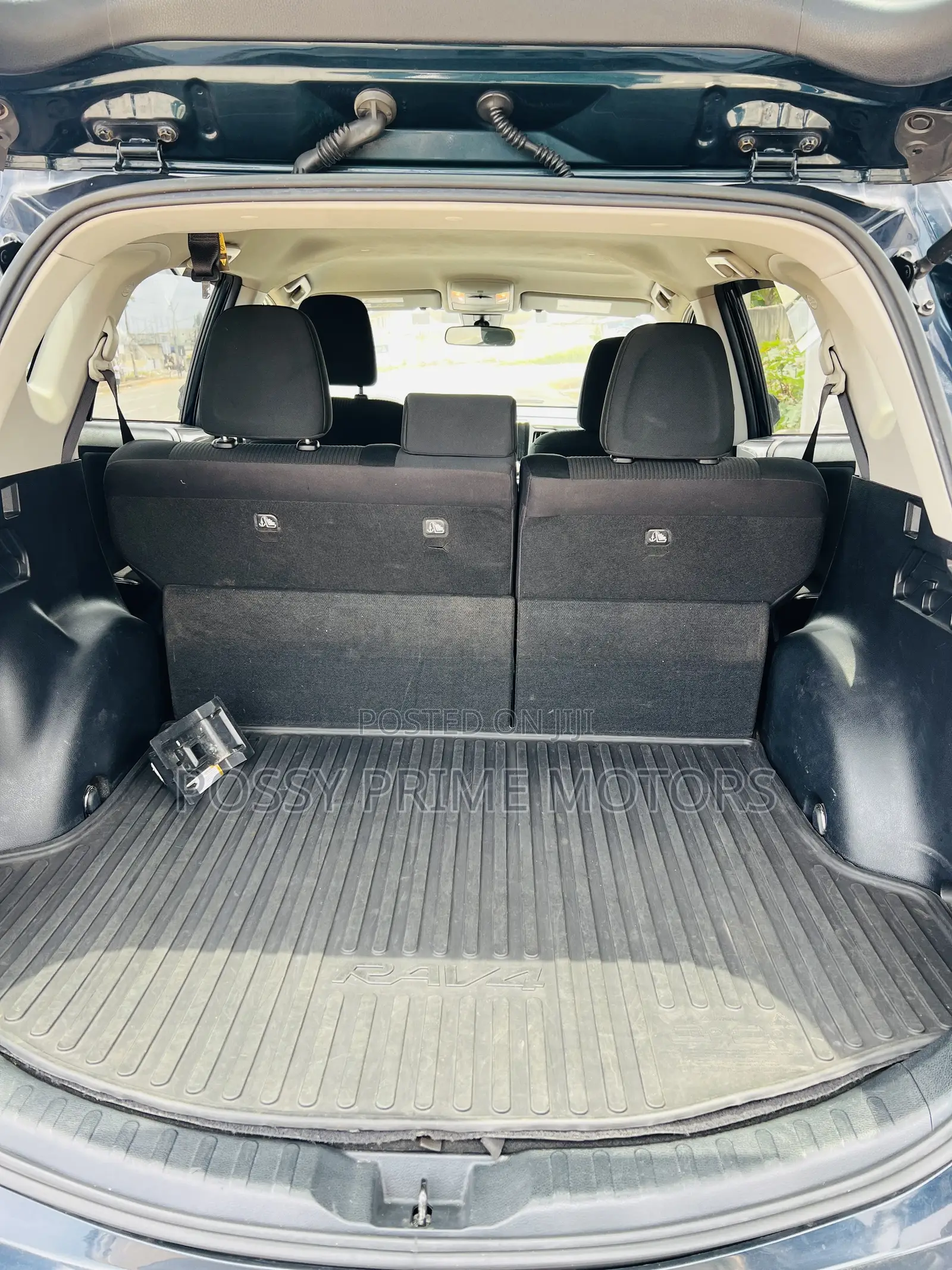 Toyota RAV4 LE 4dr SUV (2.5L 4cyl 6A) 2018 Blue