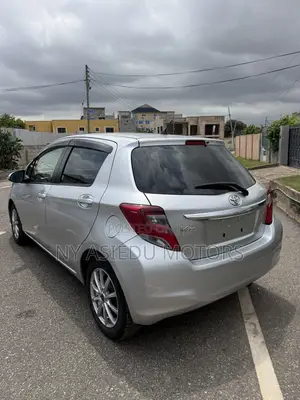 Toyota Vitz 1.3 FWD 5dr 2015 Silver