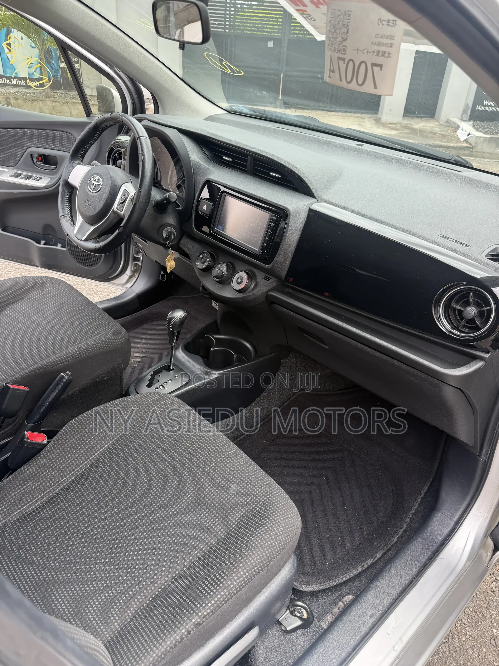 Toyota Vitz 1.3 FWD 5dr 2015 Silver