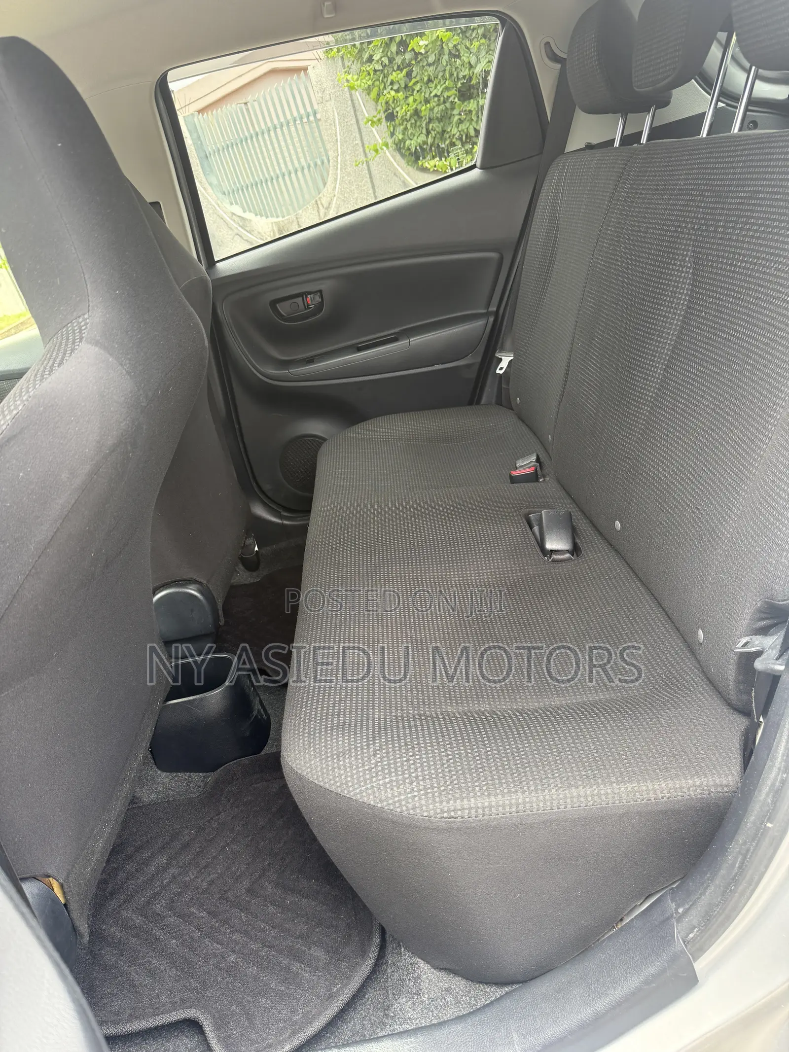 Toyota Vitz 1.3 FWD 5dr 2015 Silver