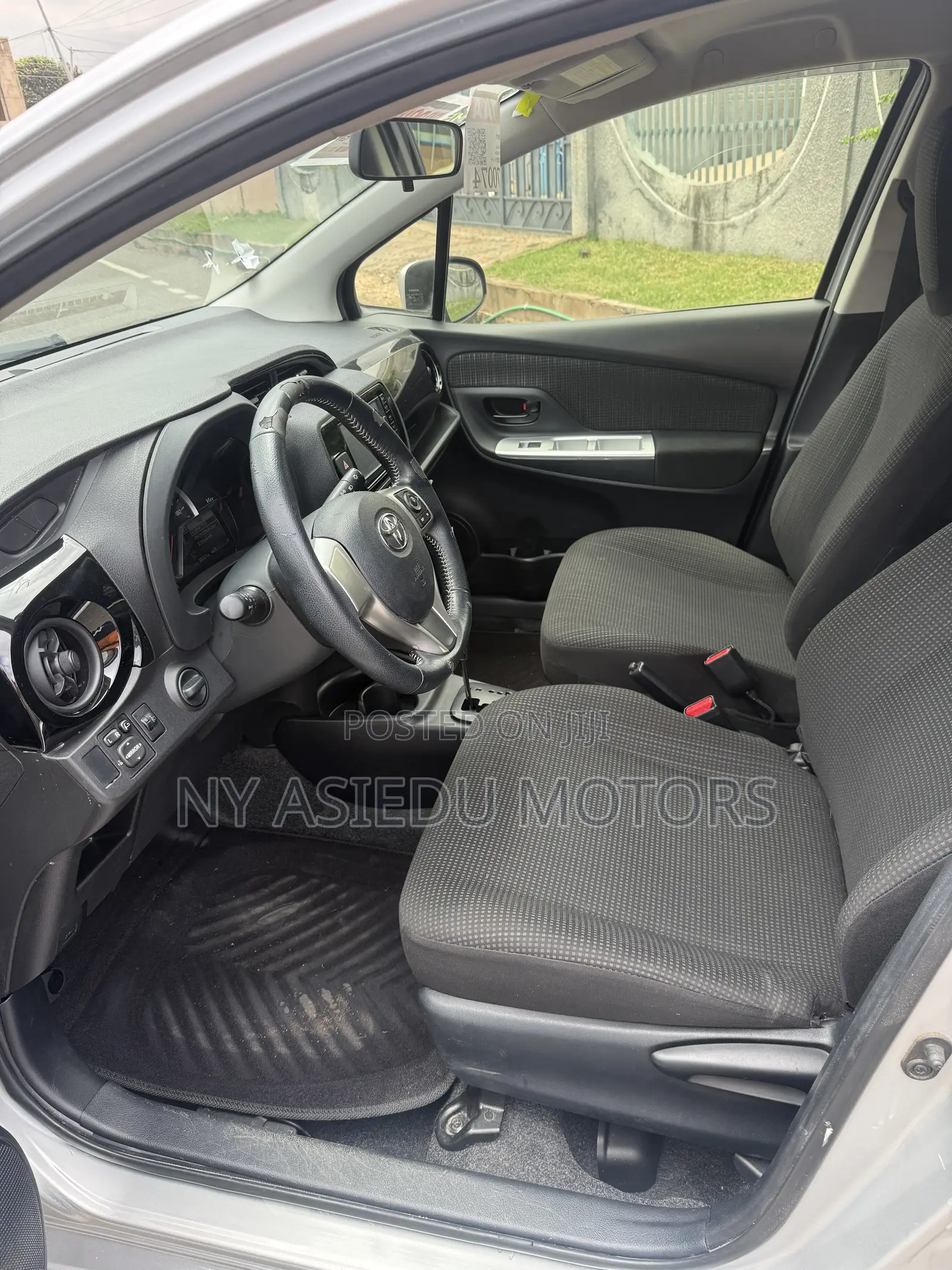 Toyota Vitz 1.3 FWD 5dr 2015 Silver
