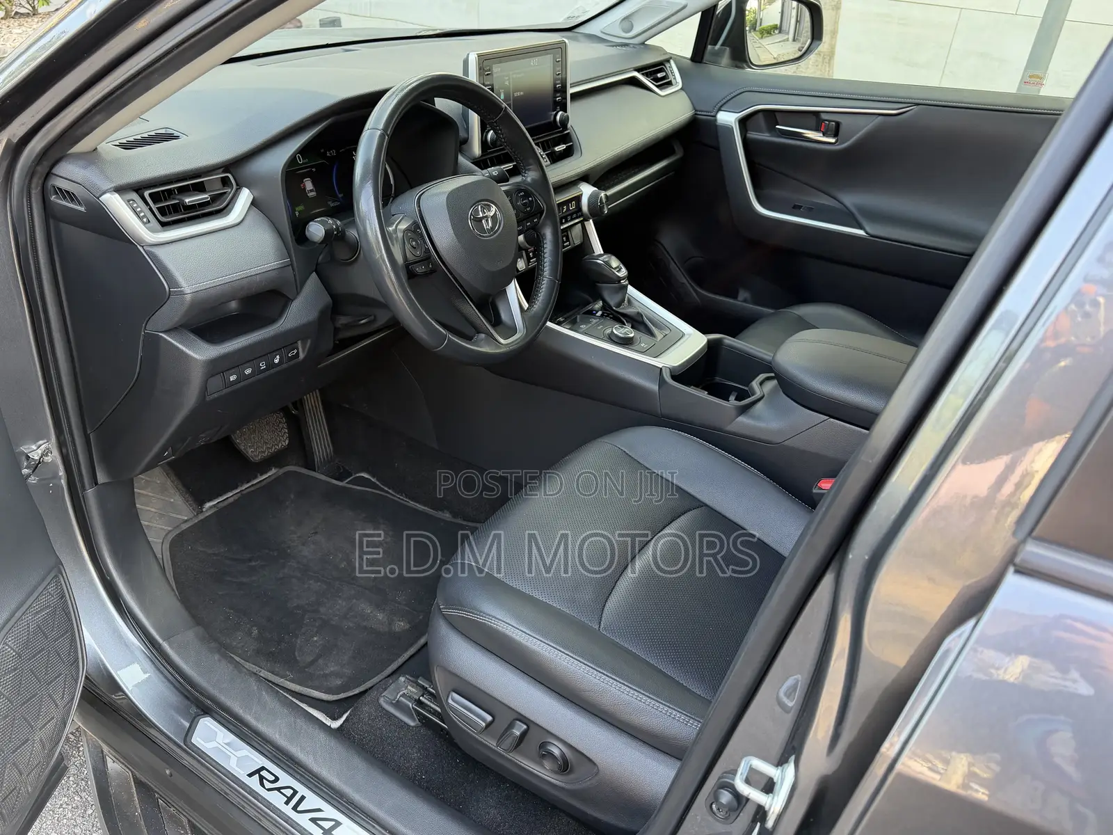 Toyota RAV4 XLE Premium AWD 2023 Silver