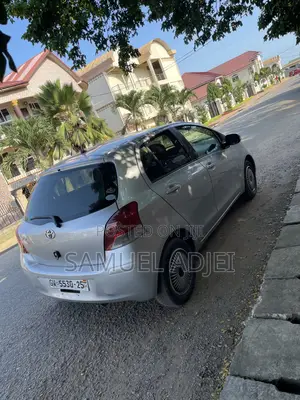 Toyota Vitz 2010 Silver