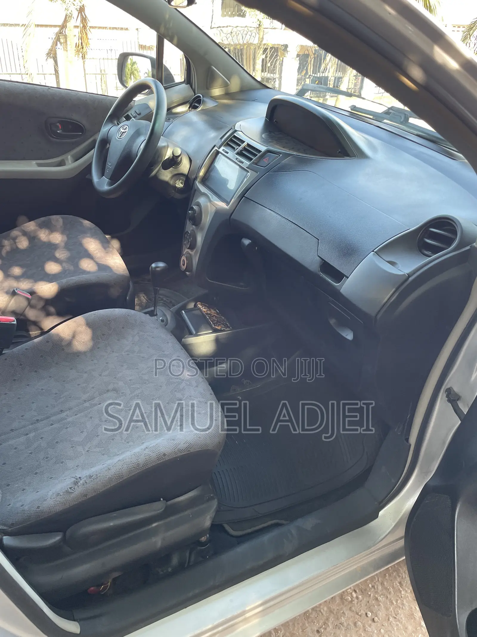 Toyota Vitz 2010 Silver