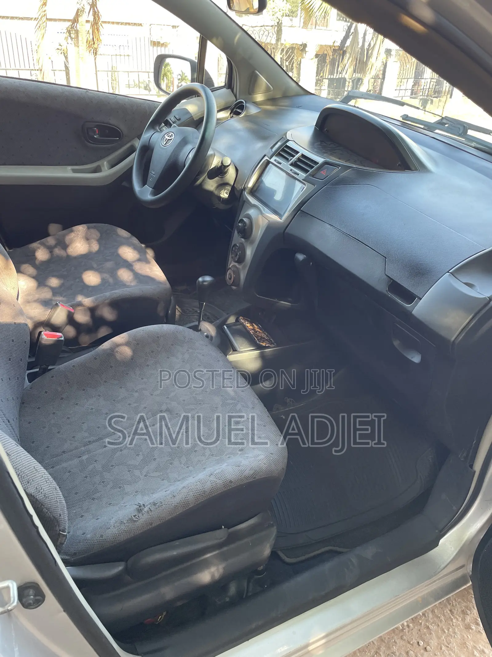 Toyota Vitz 2010 Silver