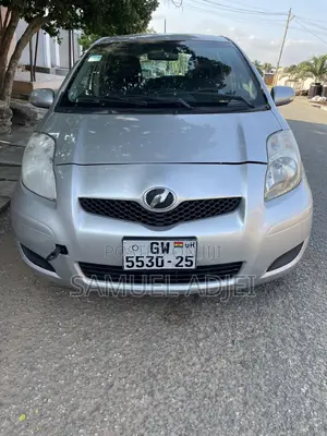Toyota Vitz 2010 Silver