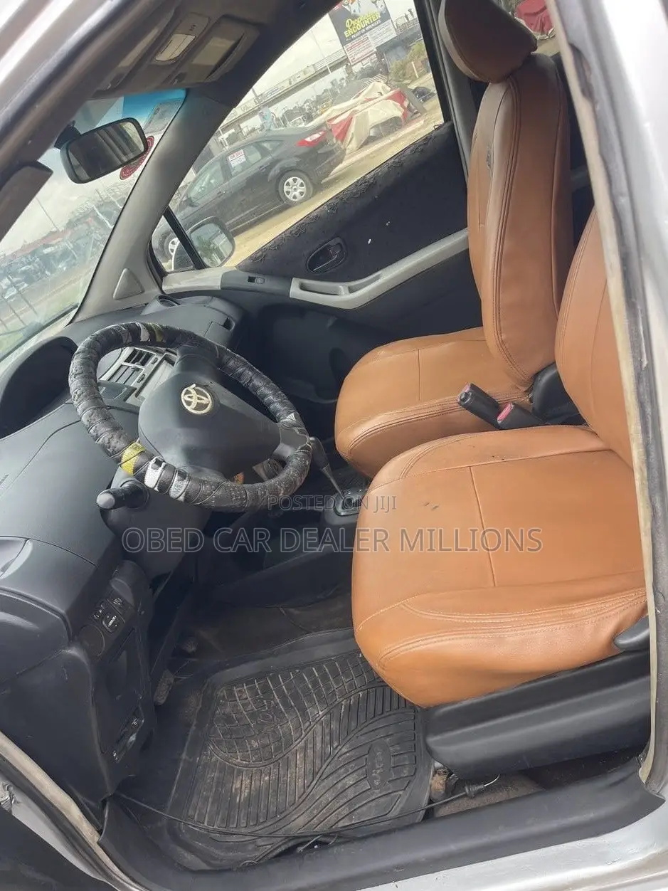Toyota Vitz 2010 Gray