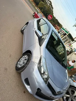 Toyota Vitz 2012 Silver