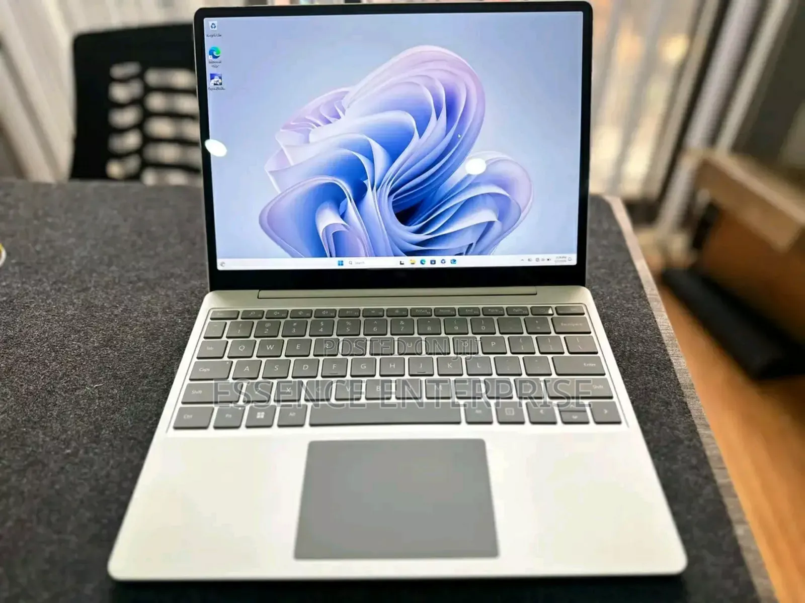 New Laptop Microsoft Surface Laptop Go 2 16GB Intel Core i5 SSD 512GB