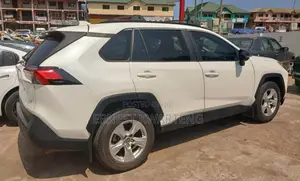 Toyota RAV4 2021 White