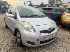 Toyota Vitz 2010 Silver