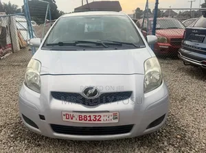 Toyota Vitz 2010 Silver