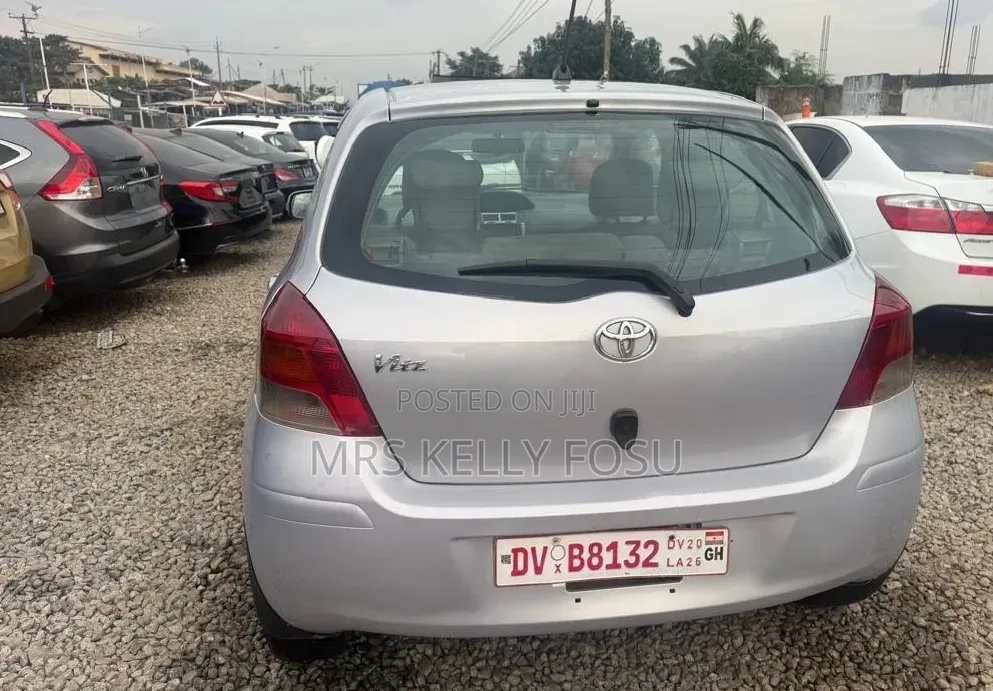 Toyota Vitz 2010 Silver