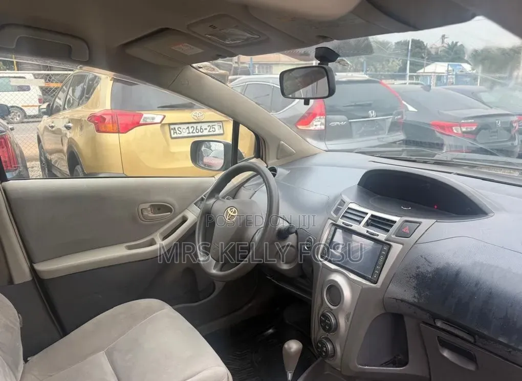 Toyota Vitz 2010 Silver