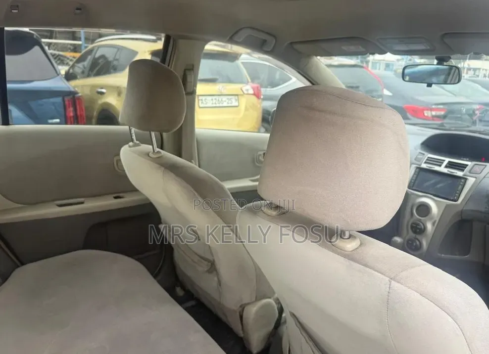 Toyota Vitz 2010 Silver