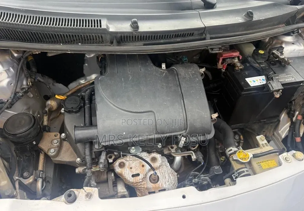 Toyota Vitz 2010 Silver