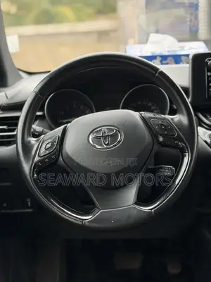 Toyota C-HR XLE FWD Sport Utility (2.0L 4cyl 2AM) 2018 White
