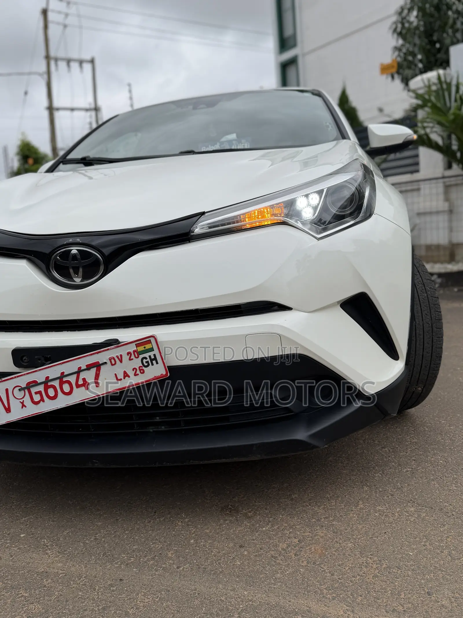 Toyota C-HR XLE FWD Sport Utility (2.0L 4cyl 2AM) 2018 White