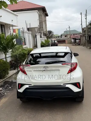 Toyota C-HR XLE FWD Sport Utility (2.0L 4cyl 2AM) 2018 White