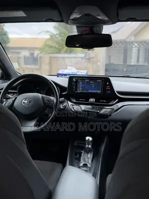 Toyota C-HR XLE FWD Sport Utility (2.0L 4cyl 2AM) 2018 White