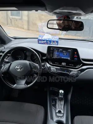 Toyota C-HR XLE FWD Sport Utility (2.0L 4cyl 2AM) 2018 White
