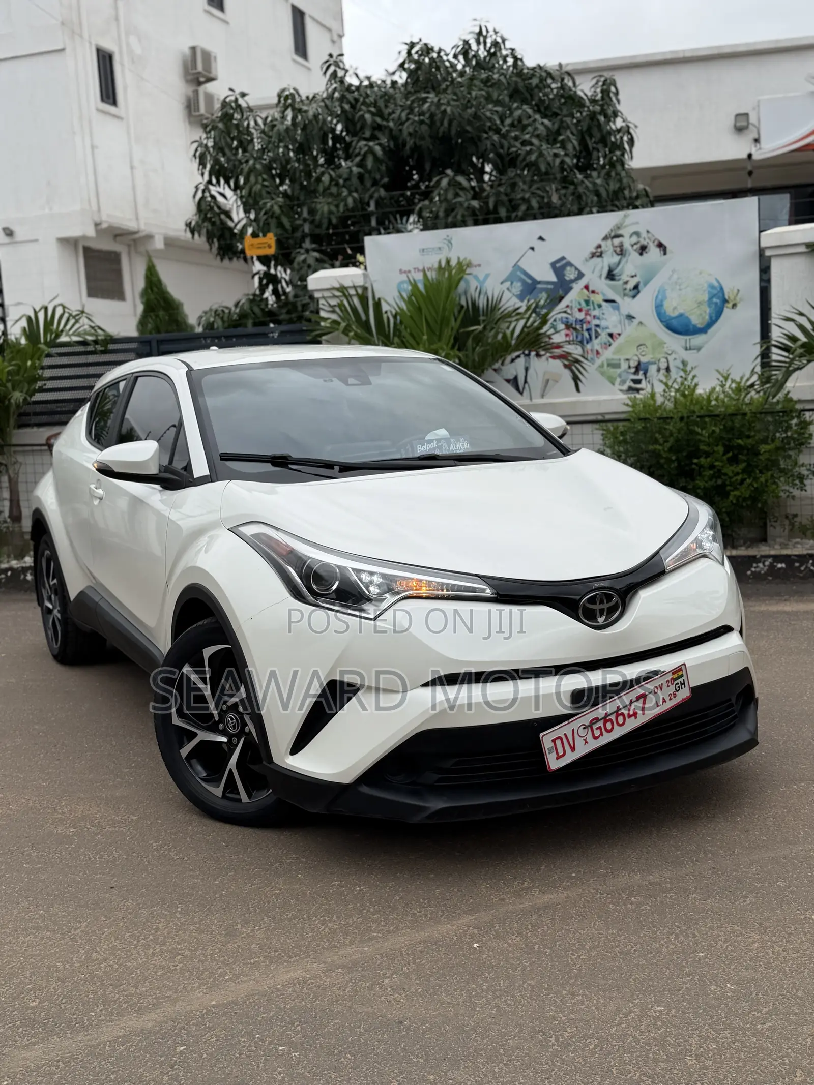 Toyota C-HR XLE FWD Sport Utility (2.0L 4cyl 2AM) 2018 White