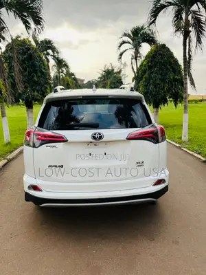 Toyota RAV4 XLE AWD (2.5L 4cyl 6A) 2017 White