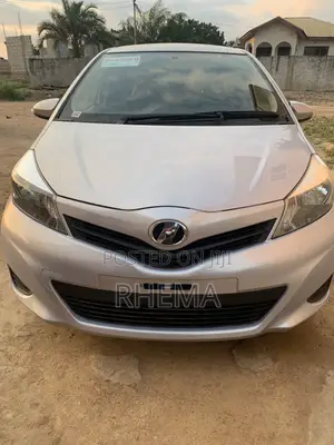 Toyota Vitz 2014 Silver