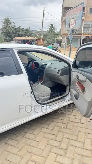 Toyota Corolla LE 4dr Sedan (1.8L 4cyl 4A) 2010 White