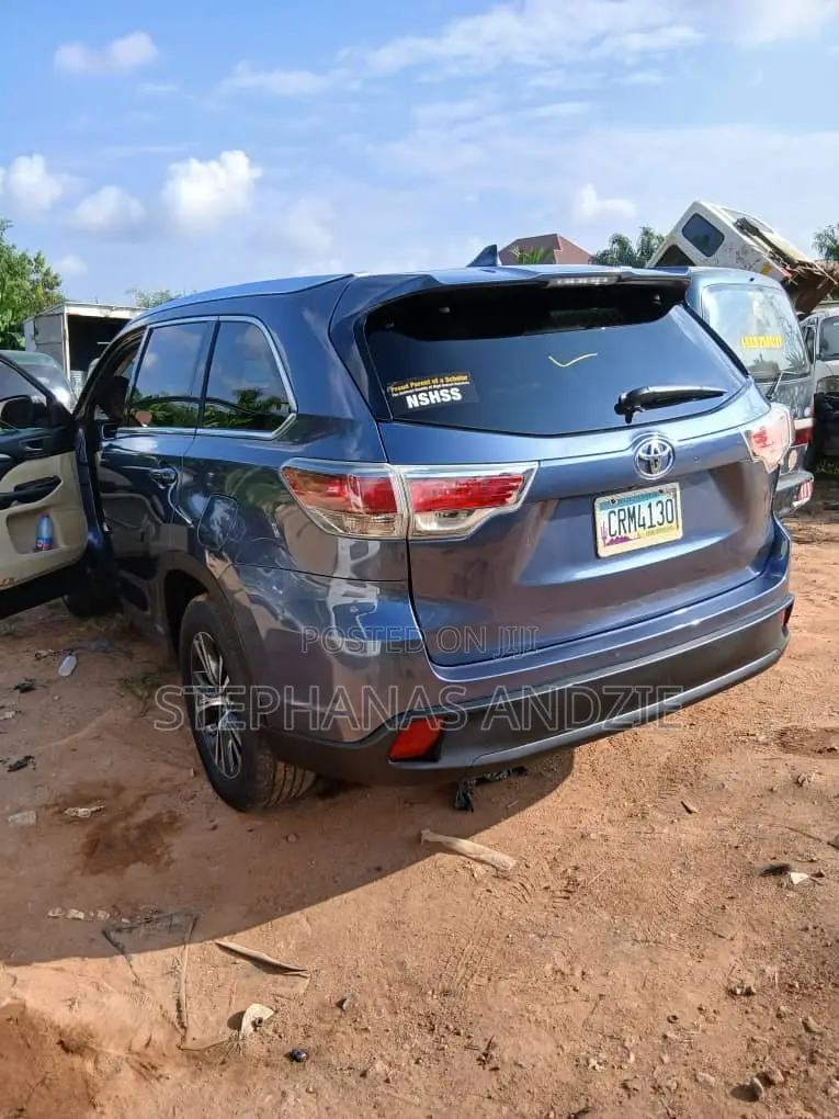 Toyota Highlander LE V6 4x2 (3.5L 6cyl 6A) 2016 Gray