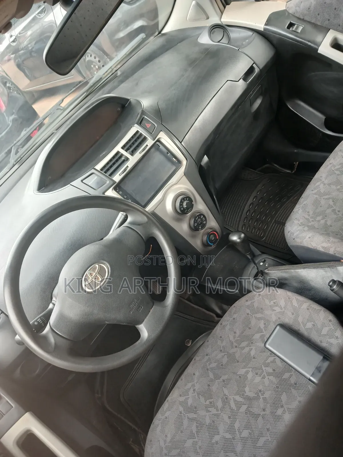Toyota Vitz 1.3 FWD 3dr 2010 Silver