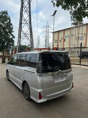 Toyota Voxy 2014 Silver