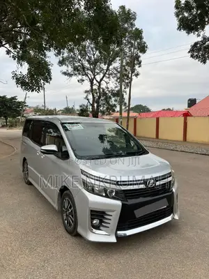 Toyota Voxy 2014 Silver
