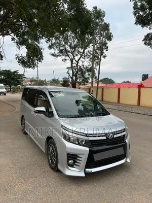Toyota Voxy 2014 Silver