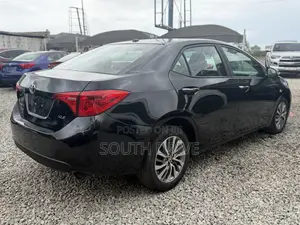 Toyota Corolla XLE (1.8L 4cyl 2A) 2018 Black