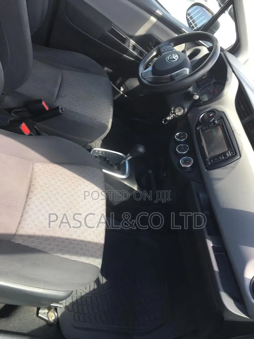 Toyota Yaris SE Hatchback 5dr 2017 Silver