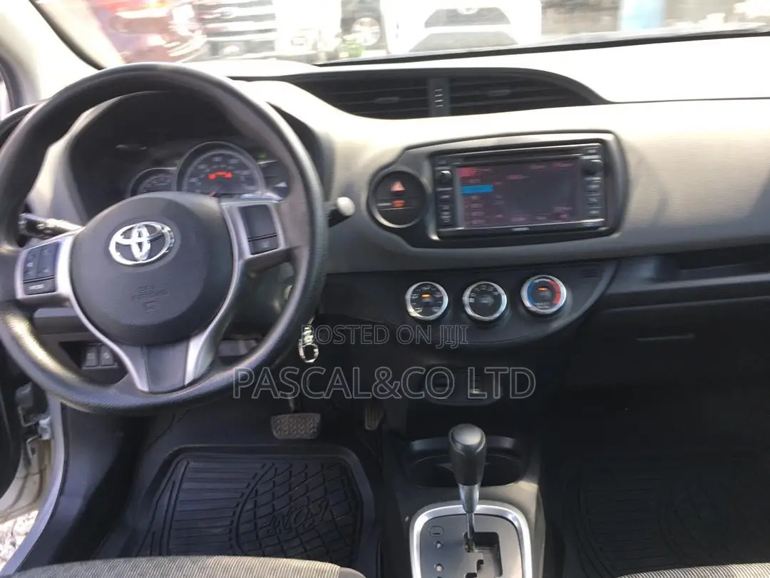 Toyota Yaris SE Hatchback 5dr 2017 Silver