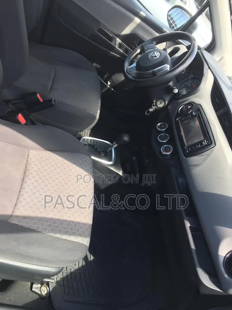 Toyota Yaris SE Hatchback 5dr 2017 Silver